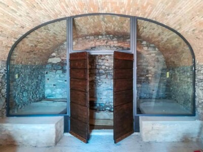 Parete in vetro e legno con profili in ferro