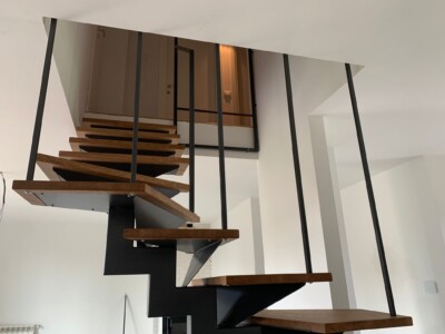 Scala a chiocciola in legno e ferro da interno