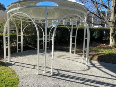 Gazebo circolare in ferro verniciato bianco - Fabbro Graziato