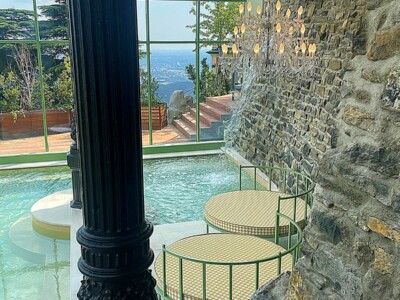 Zona lounge con divanetti a bordo piscina - Fabbro Graziato